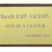 Alu champagne sur socle plexi fumé