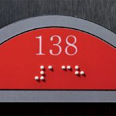 Plaque plexiglass sérigraphiée, écriture braille