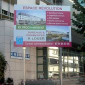 Panneau aluminium 3 x 2 m sur mâts acier galvanisé, décor impression numérique, pelliculage de protection