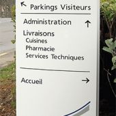 Totem profil plat, décor transcript adhésif, éclairage indirect par spot encastré